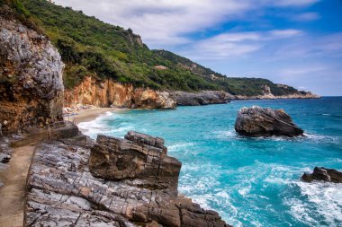 Yunanistan 'ın Pelion kentindeki Tsagarada' da Mylopotamos plajı.