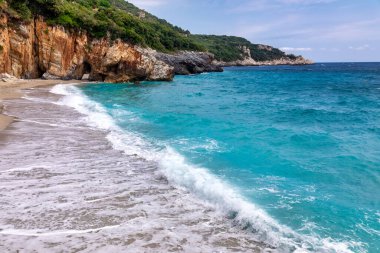 Yunanistan 'ın Pelion kentindeki Tsagarada' da Mylopotamos plajı.