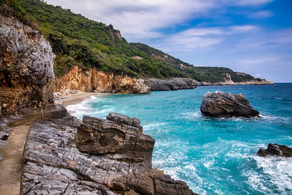 Yunanistan 'ın Pelion kentindeki Tsagarada' da Mylopotamos plajı.