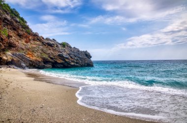 Yunanistan 'ın Pelion kentindeki Tsagarada' da Mylopotamos plajı.