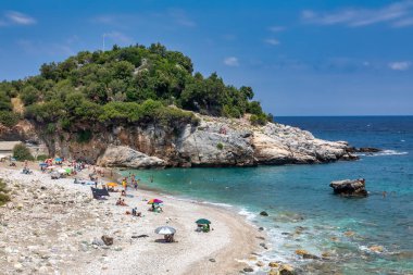Pelion, Yunanistan - 8 Ağustos 2020: Pelion, Yunanistan 'daki Picturesque Damouchari plajı
