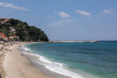 Pelion, Yunanistan - 8 Ağustos 2020: Yunanistan 'ın Pelion kentindeki Agios Ioannis' in güzel köy ve plaj manzarası