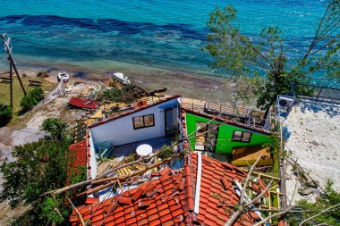 Nea Plagia, Chalkidiki, Yunanistan - 10 Temmuz 2019: Nea Plagia 'da bir fırtına ve kasırga sonrasında hasar gören evlerin çatılarının hava fotoğrafları