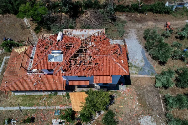 プラギア チャルキディキ ギリシャ 2019年7月10日 嵐と竜巻の後のネア プラギアの家屋の損傷した屋根の航空写真 — ストック写真