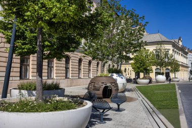 Debrecen, Macaristan 30 Temmuz 2025 heykel taş işçiliği, kubbe ve parlak mavi gökyüzü altında kavisli ön cephe ile tarihi bina