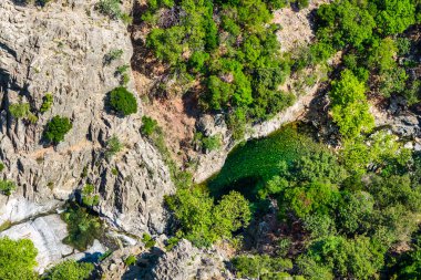 Samothraki ve Yunanistan engebeli uçurumlar ve Kipos Sahili 'ndeki çakıl taşlı kıyı şeridi, turkuvaz suları ve uzak bir kıyı şeridindeki dramatik kaya oluşumlarıyla