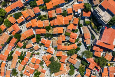 Chora 'nın kırmızı kiremitli çatıları dar sokakları ve tarihi bir dağ köyündeki yemyeşil yemyeşil havası..
