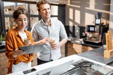 Erkek ve kadın kendi küçük işlerini yönetiyorlar.