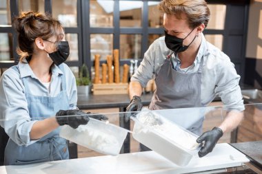 Dondurmacılar salgın sırasında dükkanda.