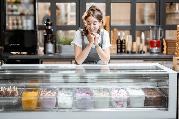 咖啡店或糖果店的女店员 — 图库照片