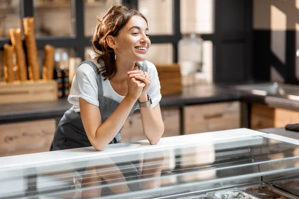 Üzletkötőnő a kávézóban vagy cukrászdában — Stock Fotó