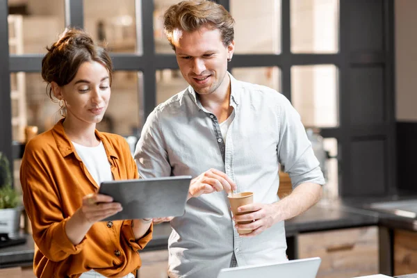 Man och kvinna sköter sitt småföretag — Stockfoto