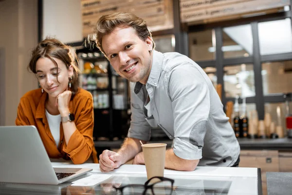 Hombre y mujer administrando su pequeña empresa —  Fotos de Stock