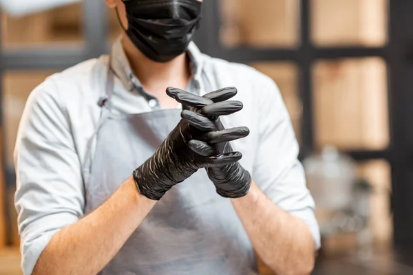 Eladó fertőtlenítő kéz egy üzletben vagy kávézóban — Stock Fotó