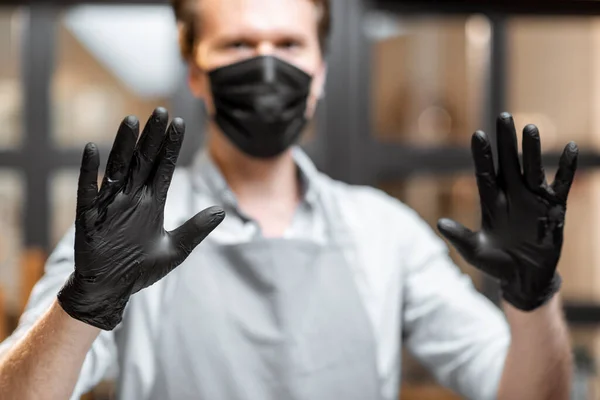 Salesman yang memakai pelindung di kafe selama pandemi — Stok Foto