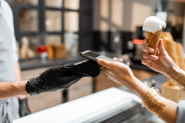 Бесконтактная оплата в магазине мороженого — стоковое фото