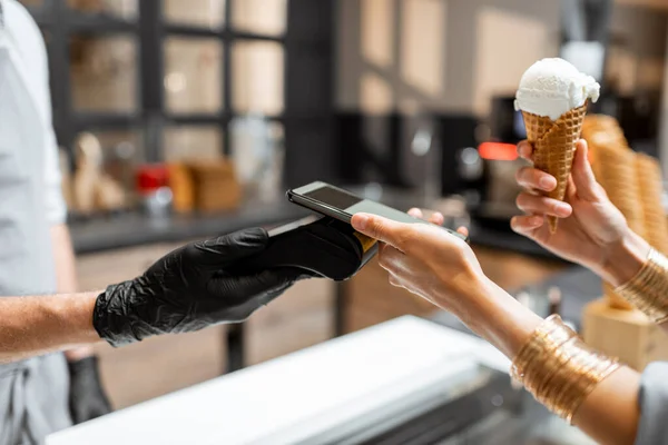 Kontaktlös betalning i glassbutik — Stockfoto