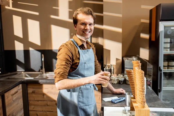 Bonito vendedor na pastelaria ou café — Fotografia de Stock