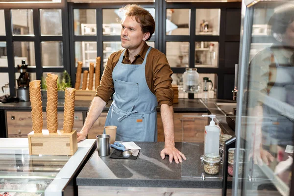 Bellissimo venditore in pasticceria o caffetteria — Foto Stock