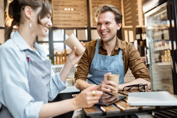 Un par de trabajadores de café alegres en el interior — Foto de Stock