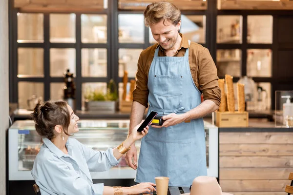 Camarero feliz con una clienta en el café — Foto de Stock