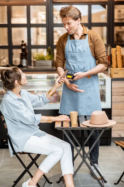 Camarero feliz con una clienta en el café — Foto de Stock