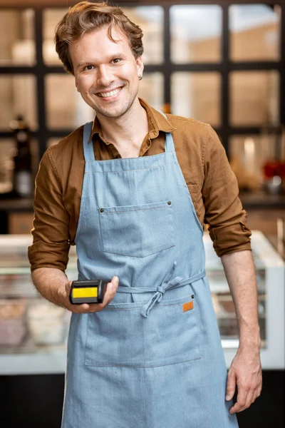 Garçom alegre no café — Fotografia de Stock