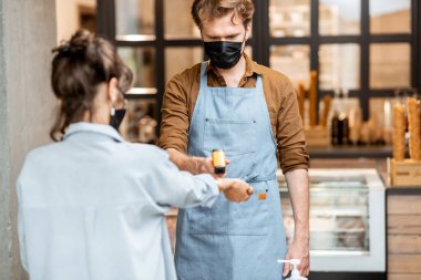 Kafe girişindeki sıcaklığı kontrol ediyorum.