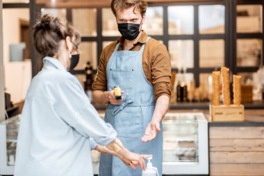 Kafe girişindeki sıcaklığı kontrol ediyorum.