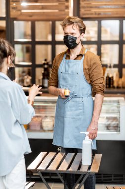 Kafe girişindeki sıcaklığı kontrol ediyorum.