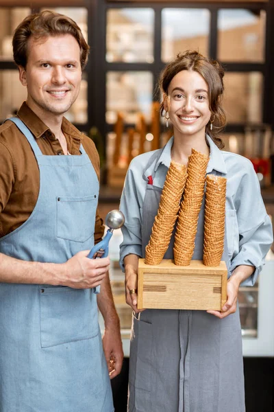 Café of winkel werknemers portret — Stockfoto