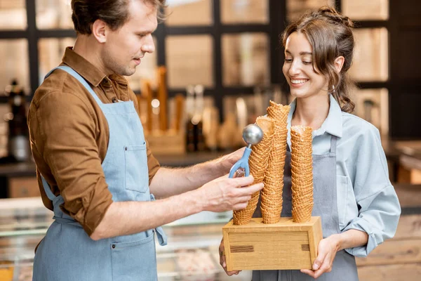 Café eller butik anställd porträtt — Stockfoto