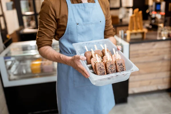 Venditore con gelato su un bastone — Foto Stock