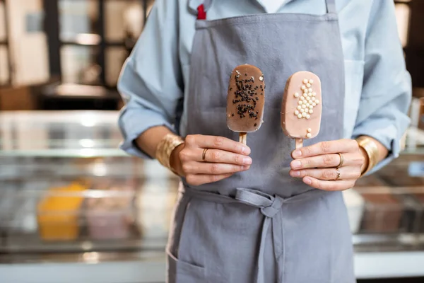 Продавец мороженым на палочке — стоковое фото