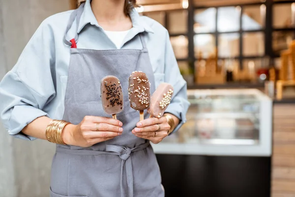 Venditore con gelato su un bastone — Foto Stock