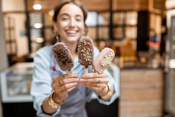 棒の上にアイスクリームと売り手 — ストック写真