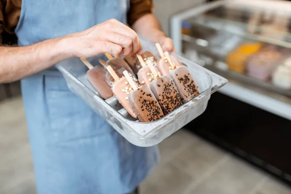 Eladó fagylalttal és pálcikával — Stock Fotó