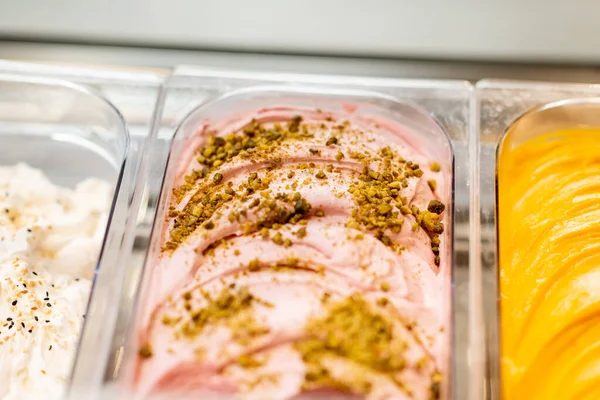 Crème glacée avec différentes saveurs dans une boutique — Photo