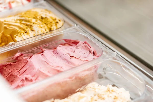 Dükkanda farklı aromalı dondurma. — Stok fotoğraf