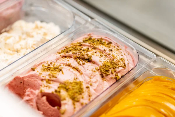 IJs met verschillende smaken in een winkel — Stockfoto