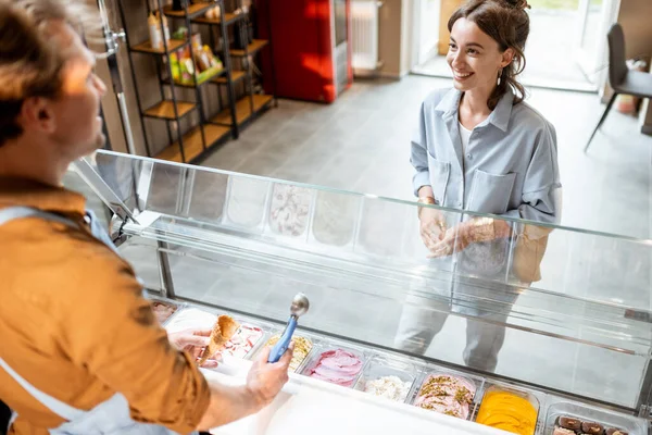 Женщина покупает мороженое в магазине — стоковое фото
