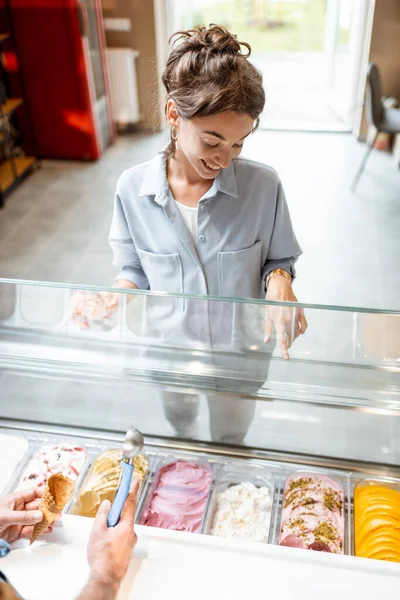 女人在商店里买冰淇淋 — 图库照片