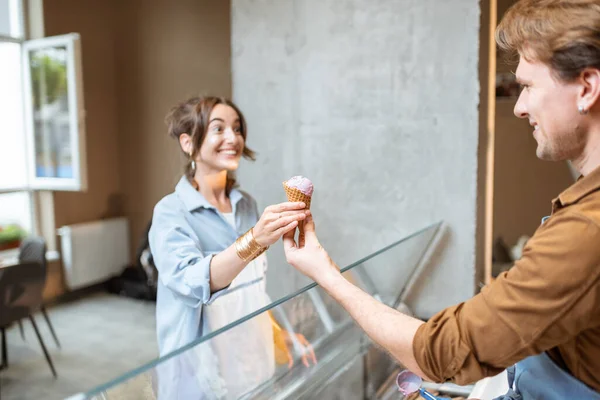 Homem vendendo sorvete para uma jovem — Fotografia de Stock