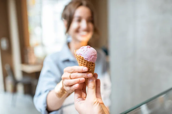 Женщина покупает мороженое в магазине — стоковое фото