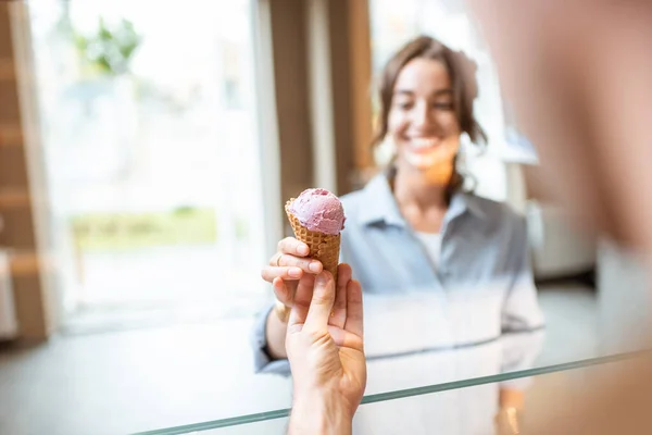 Mujer comprando helado en la tienda — Foto de Stock