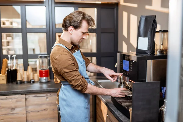 Sprzedawca robi kawę w sklepie lub kawiarni — Zdjęcie stockowe
