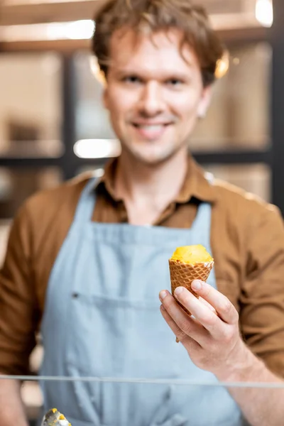 Portrait d'un vendeur de crème glacée dans la boutique — Photo