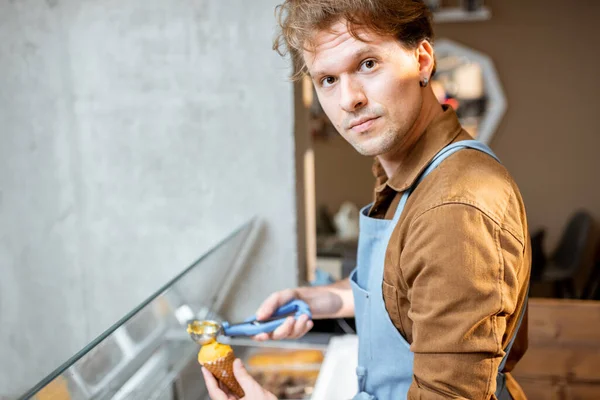 IJsverkoper portret binnen — Stockfoto