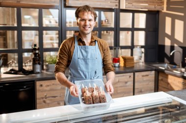 Dondurmacıda satıcı.