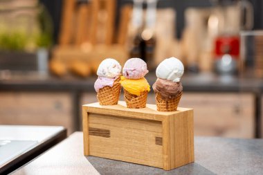 Krep külahında dondurma tezgahta.